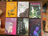 un grand nombre de livres posés sur une table