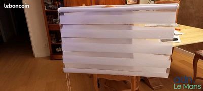 une pile de papiers posée sur une table en bois