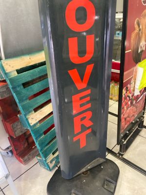 une affiche sur laquelle est écrit « ouvrie » dans un magasin