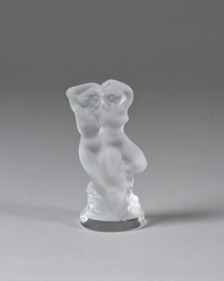 une image représentant une figurine en verre représentant une femme sur un socle