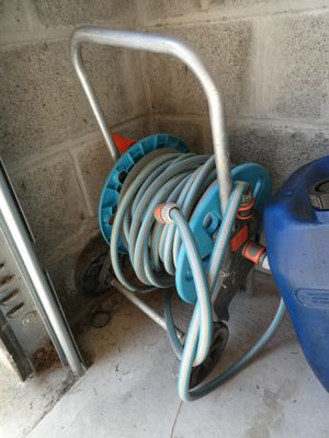 un tuyau relié à un bidon bleu