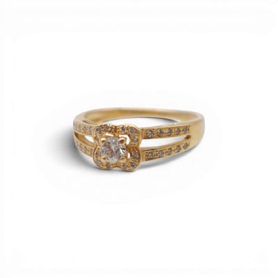 Gros plan sur une bague en or ornée d'un diamant