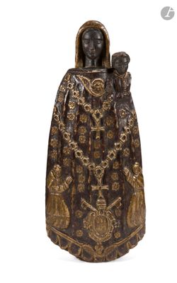 l'image d'une statue représentant une femme tenant un enfant dans ses bras