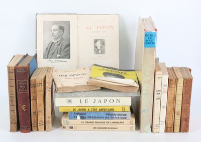 plusieurs livres sont empilés sur une table