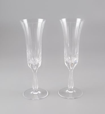 deux verres à vin transparents posés l'un à côté de l'autre sur une table