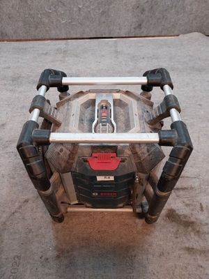 une image représentant un petit chariot à outils sur lequel sont posés des outils