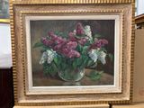 un tableau représentant un vase de lilas posé sur une table