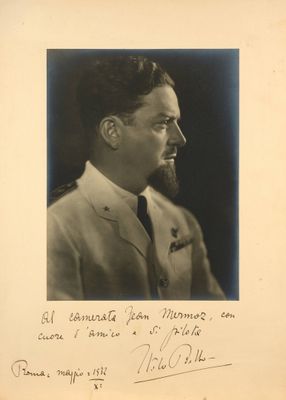 une vieille photo en noir et blanc d'un homme en costume-cravate