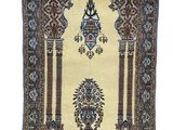 un tapis jaune orné d'un motif bleu et marron