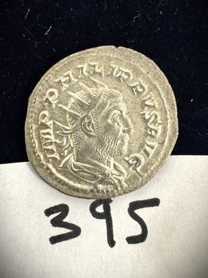 gros plan d'une pièce de monnaie sur un morceau de papier posé sur une table