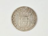 gros plan d'une pièce de monnaie surmontée d'une couronne