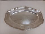une assiette ancienne en argent sur un fond blanc