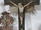 une statue de jésus sur une croix avec un oiseau dessus