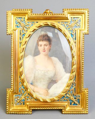 portrait d'une femme en robe blanche dans un cadre doré