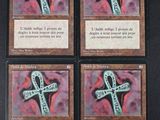 quatre cartes sur lesquelles figure une croix, posées sur une surface noire
