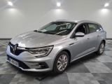 la voiture argentée est garée sur le sol en damier d'un garage