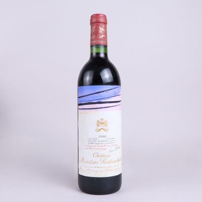 une bouteille de vin rouge posée sur une table blanche