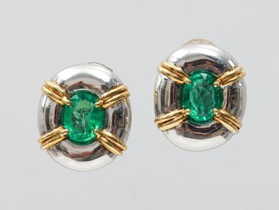 une photo d'une paire de boucles d'oreilles en émeraude et en or
