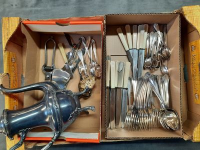 une boîte contenant un tas d'argenterie