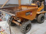 un camion-benne garé dans un garage