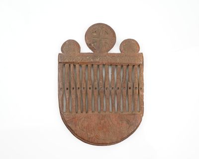 un peigne en bois orné d'un motif sur un fond blanc