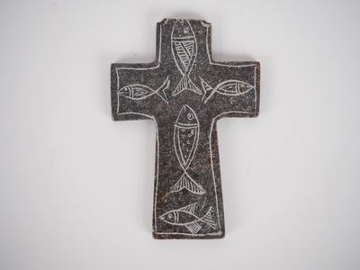 Croix ornée de poisson dans le style antique. 10 cm