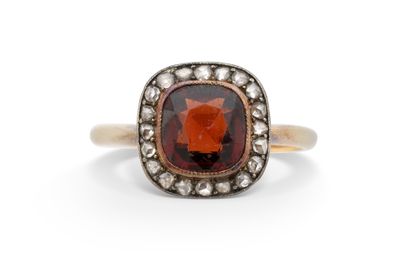 une bague ancienne en grenat, garnétite et diamants