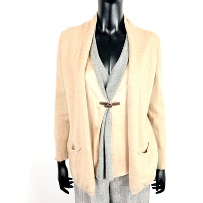 une photo d'un mannequin portant un cardigan beige