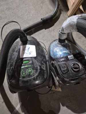 deux aspirateurs posés sur le sol l'un à côté de l'autre