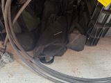 un pneu de vélo sur lequel est collé un autocollant jaune