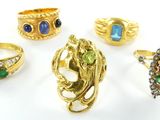 plusieurs bagues et des bagues ornées de pierres de différentes couleurs sur un fond blanc