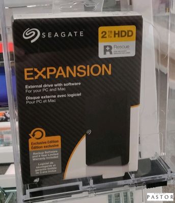 une photo d'un présentoir pour disques durs dans un magasin