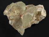 un gros plan sur un amas de cristaux de quartz verts sur fond noir