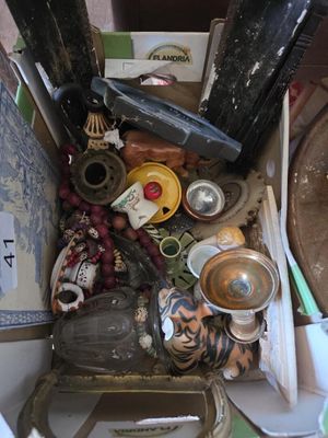 une boîte remplie d'objets assortis posée sur une table