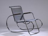une chaise berçante en métal avec une assise bleue sur un cadre blanc