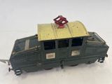 un petit train avec un toit jaune posé sur une surface blanche