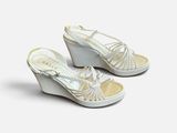 sandales à talons compensés blanches pour femmes sur fond blanc