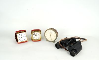 trois types de montres différents et une paire de jumelles