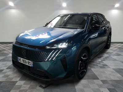 un 4x4 bleu garé dans une pièce au sol en damier