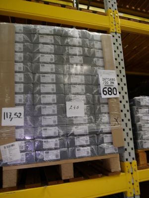 une grande pile de colis posée sur une palette dans un entrepôt