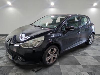 la photo d'une voiture noire garée dans un garage