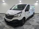la camionnette blanche est garée dans une grande pièce au sol en damier