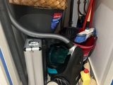 une photo d'une petite pièce avec un aspirateur et un panier