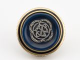 une image représentant une bague bleue et dorée ornée d'un motif celtique