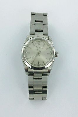 une image d'une montre sur une surface blanche avec un fond blanc
