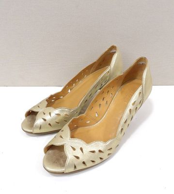 paire de chaussures en or pour femme, avec des découpes au niveau des orteils