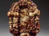 gros plan d'une sculpture de visage sur un socle