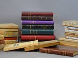 plusieurs livres empilés sur une table