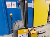 un chariot élévateur garé devant un mur bleu