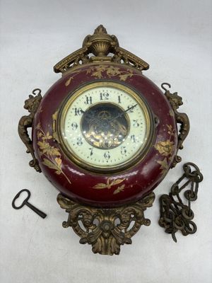 une horloge accrochée au mur et entourée d'une chaîne
